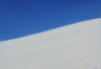 Schneebedeckter Berghang mit blauem Himmel